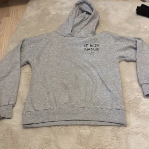 Grå hoodie från Gina tricot storlek 134/140 - En grå Je’men amour hoodie från Gina tricot