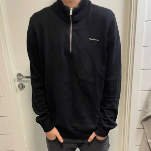 Svart tröja med dragkedja från Bondelid - Säljer en stilren svart tröja från Bondelid för endast 199kr skicket är mycket bra, mvh luxury sellout 