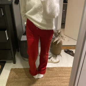 Röda byxor från Juicy Couture - Säljer dessa röda juicy couture byxorna i storlek xxs,  jag är runt 1,60 och det är lite för långa för mig 🫶🏻🫶🏻