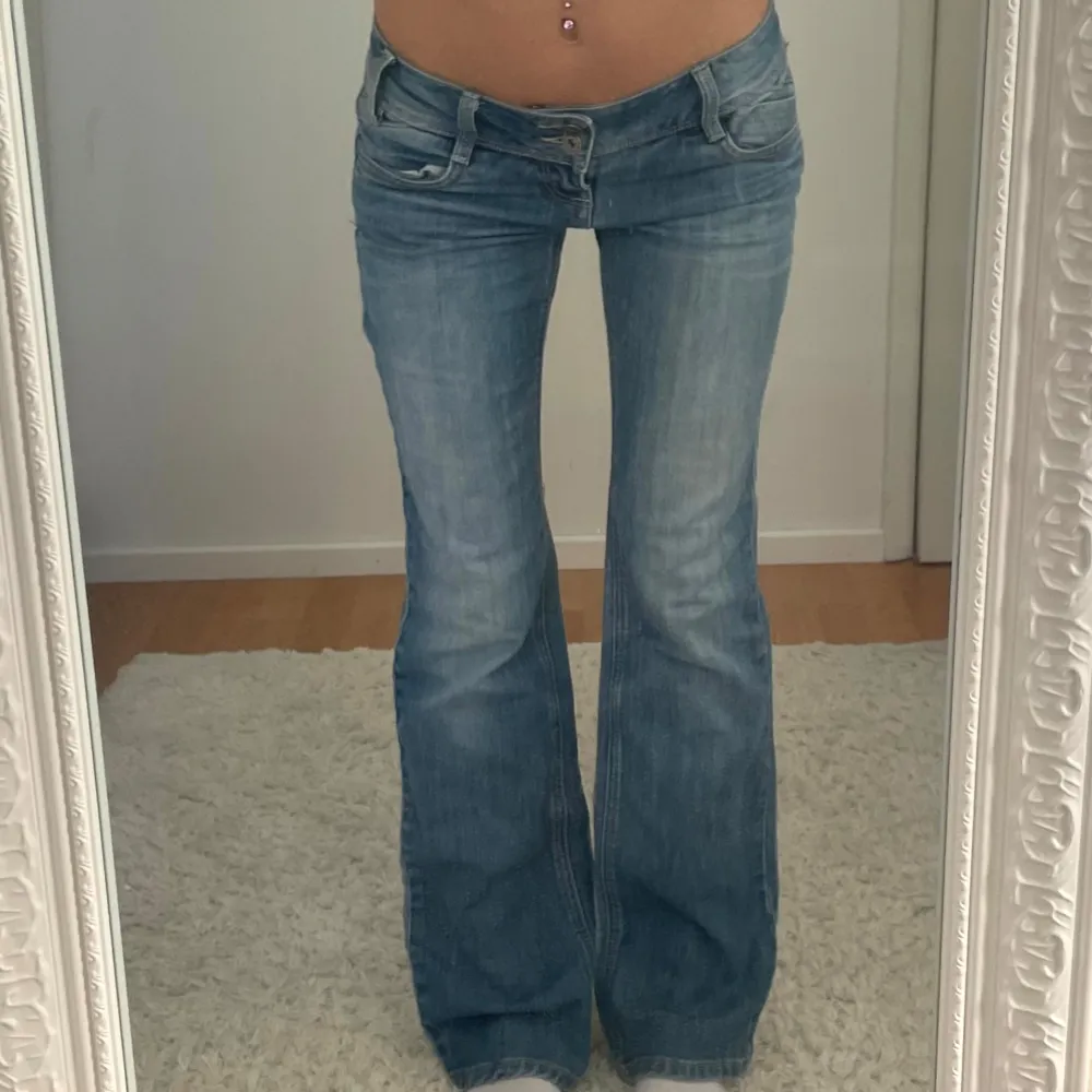 Lågmidjade jeans från Dromedar! Midjemåttet är 39 cm tvärsöver och innebenslängden är 81 cm. Frakt tillkommer på 80 kr och betalning sker direkt via swish 💋. Jeans & Byxor.