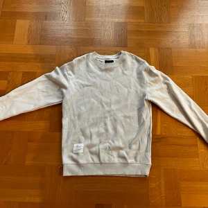 Vit sweatshirt från Bershka - Säljer en vit sweatshirt från Bershka i storlek XS då jag inte har användning av den längre. Mycket skön tröja.