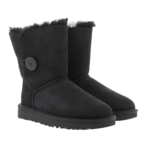 Svarta uggs storlek 40 - Säljer ett par svarta uggs strl 40 i modellen Bailey button, i fint skick, kan skickas alt mötas upp i Stockholm, priset kan diskuteras vid snabb affär :)