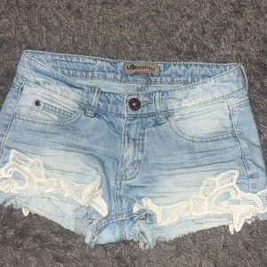 Lågmidjade jeans shorts - Snyggaste jeans shortsen nånsin tyvärr för små. Storlek 152/xxs. Jätte bra skick, använt en gång.🌸går inte att köpa längre
