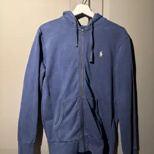 Ralph Lauren Zip Hoodie | Skick 9/10 | Storlek S | Nypris cirka 2100 kr | Sitter bra på mig som är 178 cm | Hör av dig vid minsta funderingar | 