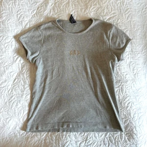 Grå t-shirt från GAP - Grå vintage GAP T-shirt. Står storlek L men mer som S/M. 