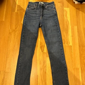 Blå jeans med bootcut - Säljer ett par snygga blå jeans i bootcut-stil. De är högmidjade och har en klassisk femficksdesign. Perfekta för både vardag och fest! Passar bra till en t-shirt eller en snygg blus.