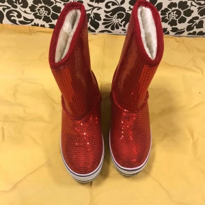Röda och blå glittriga boots - Säljer ett par supercoola boots i både rött och blått med glittriga paljetter. De har en mysig pälsfodring inuti som håller fötterna varma. Perfekta för vintern och att sticka ut i mängden! Sulan är vit med svarta ränder för en sportig look. Stlk kvar 35,36,37 38 , 39          Tjocka fleece inuti, och att välja 2 Stlk större än som är vanlig i storlek, till exempel, storlek 38 passar som är Stlk 36 i vanligt storlek   219kr/st 