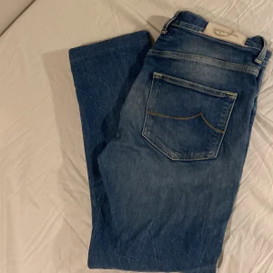 Jacob cohen jeans - Säljer ett par snygga Jacob cohen jeans i bra skick. De har en klassisk femficksdesign och en bekväm passform. Rak passform och storlek 27 men är lite större i storlek. Skulle säga att den passar bäst ifall man är 170. För frågor eller mer bilder är det bara att höra av sig.