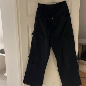 baggy svarta jeans - baggy svarta jeans med fickor på sidorna. XL/44