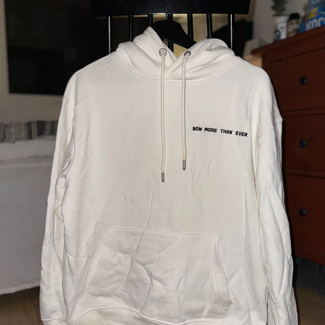 Hoodie med tryck från pull and bear  - 90