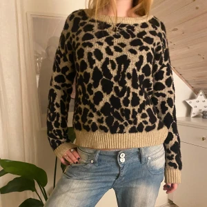 Leopard tröja - Trendig tröja med leopard mönster. 