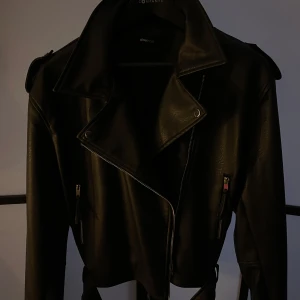 Gina tricot jacka - Skinnjacka från Gina tricot, aldrig använd. Ny utan prislapp. 