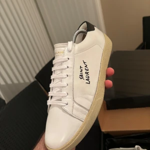 Typ helt nya Saint Laurent  - Säljer mina Saint Laurent för den är inte min stil längre. Skick 9,8/10! Kommer med 2 dustbags och allt og. Skorna är köpte från Farfetch Men har tyvärr ej kvar Farfetch tagsen och saint Laurent tags, men allt og kommer med. Hör av dig Mvh Philip.