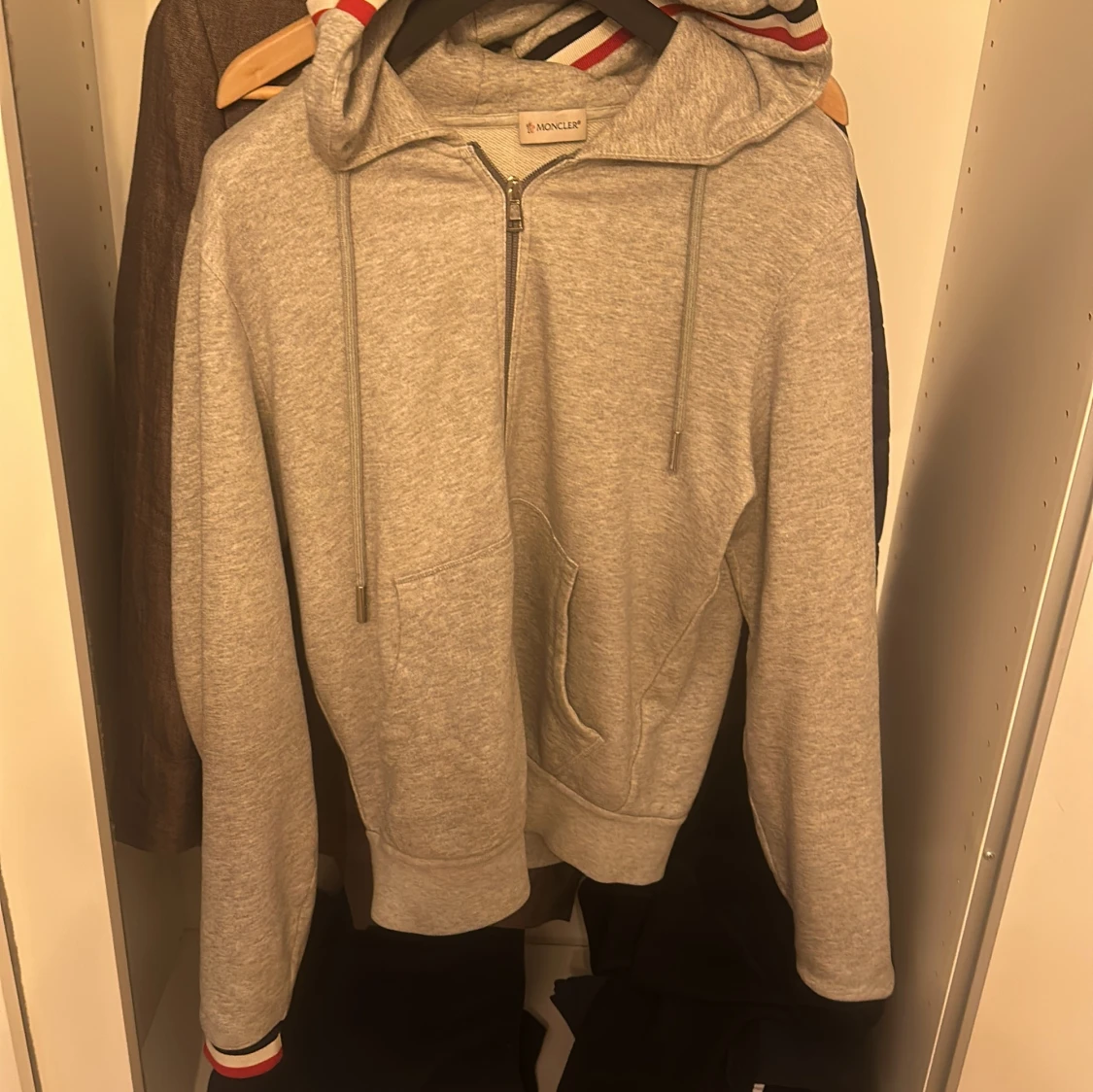 Grå huvtröja från Moncler - 91