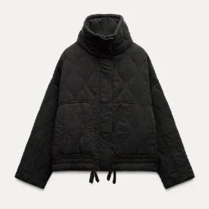 Svart zara jacka - Säljer denna snygga jackan från zara. Väldigt bra skick! Hör av er om ni har frågor, pris kan diskuteras!❣️❣️