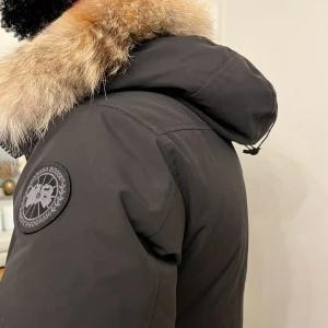 Äkta Canada Goose chateau parka  - Äkta Canada goose vinterjacka i väldigt bra skick. Storlek M Kvitto finns! Pris kan diskuteras vid snabb affär