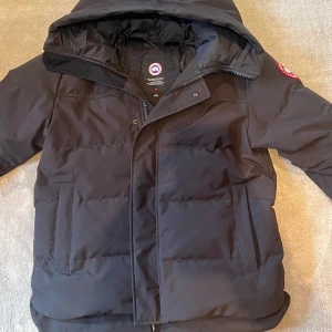 Canada gooes parka macmillan - Canada gooes macmillan Storlek: L Skick: 10/10 inga skador  Kvitto finns Använd entals gånger             