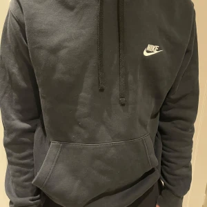Hoddie - Nike  - Säljer min super fina sköna hoddie från Nike i nyskick, kom privat för mer frågor
