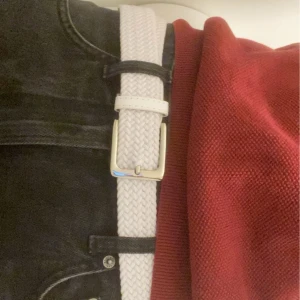 Flätat bälte - Flätat bälte som passar väldigt bra till dom flesta byxorna. Vit och elastiskt. Man kan göra hål överallt eftersom att det är flätat vilket gör det till ett väldigt bra och enkelt bälte. Bältet är inte använt många gånger. Skriv vid fler frågor