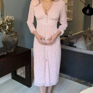 Adoore Paris dress  - Oanvänd klänning från adoore med lappar kvar. Storlek 34, nypris: 1495:- (Inte mina bilder men kan absolut skicka på klänningen) 💕