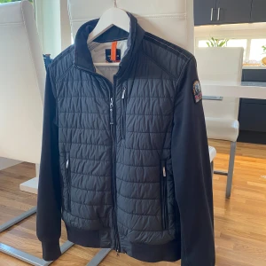Parajumper Cardigan - Hej! Säljer nu min Parajumper cardigan som är en extremt skön och stilig sådan, köpte den på nk för ett tag sedan. Fungerar perfekt nu till hösten när graderna börjar sjunka eller till våren när graderna inte riktigt är sommarvärme. Om det uppstår frågor så tveka inte på att kontakta mig!