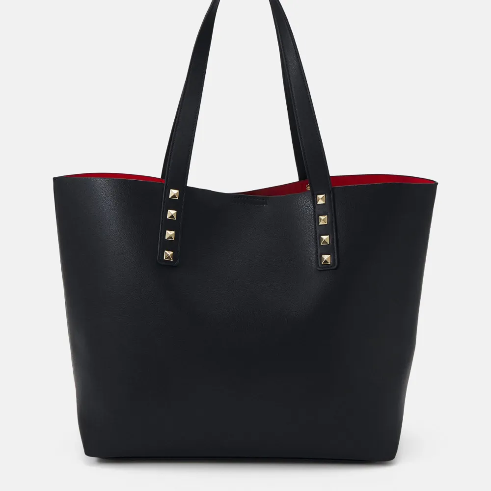 Säljer en supercool svart shoppingväska från Even&Odd. Den har en snygg röd insida som verkligen poppar! Väskan är dekorerad med guldiga nitar på handtagen vilket ger den en edgy look. Perfekt för både vardag och fest!. Laukut & Käsilaukut.