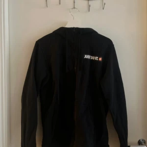 Nike kofta  - I fint skick.  Herr kofta men kan användas till både dam och herr 
