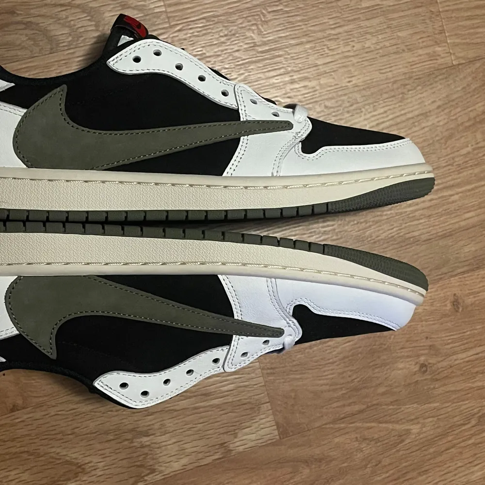 Säljer mina jordan 1 low travis scott olive då dom inte passar. Skor.