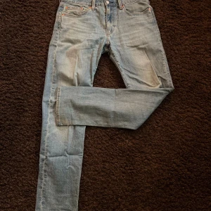 Levis jeans  - Säljer dessa Levis jeans  Lite smutsiga längst ner vid benen men inget som märks 