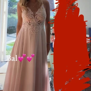 Balklänning  - Säljer min balklänning som jag använt en gång, den är från JJs house och är rosa. Köpt för ca 2500kr men säljer för 1500. Skriv för mer bilder.