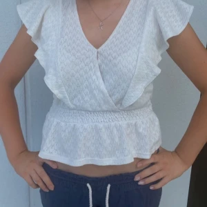 söt vit topp 🤍 - Super fin topp från WE i storlek M men passar som S. Använd fåtal gånger, super söööt 🎀🎀