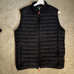 Save the duck väst  - Tjena! Nu säljs denna feta save the duck väst. Väldigt fet och varm å go. Den är i bra skick! Nypris ca 1800kr!Hör gärna av dig vid frågor eller funderingar!