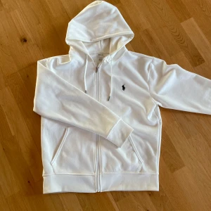 Polo Ralph lauren hoodie - Säljer en ralph lauren hoodie då den inte används längre, är i superbra skick och inte använd särskilt mycket. Storlek small men passar även medium. 