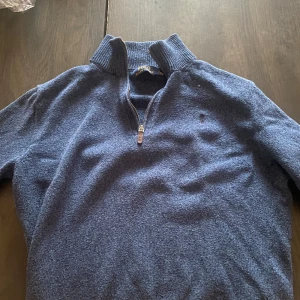Polo Ralph lauren kashmir  - Ralph lauren half zip i Kashmir och skicket är väldigt bra, som ny. Sitter en aning för litet på mig och det är därför jag säljer den. Priset kan absolut diskuteras.