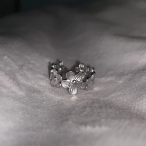 Ring - Blommor  - Silverfärgad blommig ring, justerbar. 🩶Kolla gärna resten av mina annonser för samfrakt.