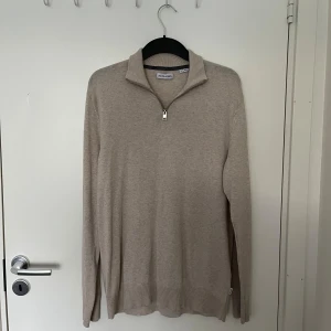 Jack & Jones half zip - Jack & Jones half zip Passform: Man Färg: beige Storlek: S Pris: 200kr 