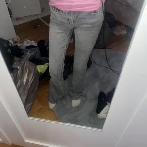 Jeans  - Jätte fina jeans från lager 157 XXS full length, använda Max 3 gånger och i fint skick, bootcut lowaist men skulle säga att de är mer mid waist men fortfarande as snygga❤️ nypris 400!
