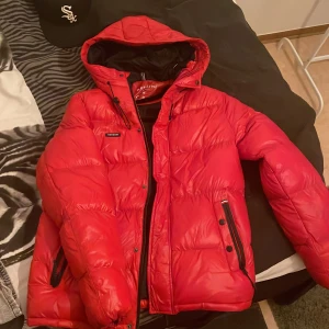 Vinter jacka - Vinterjacka men den var för liten för mig, jäkligt snygg dock och den är väl använd