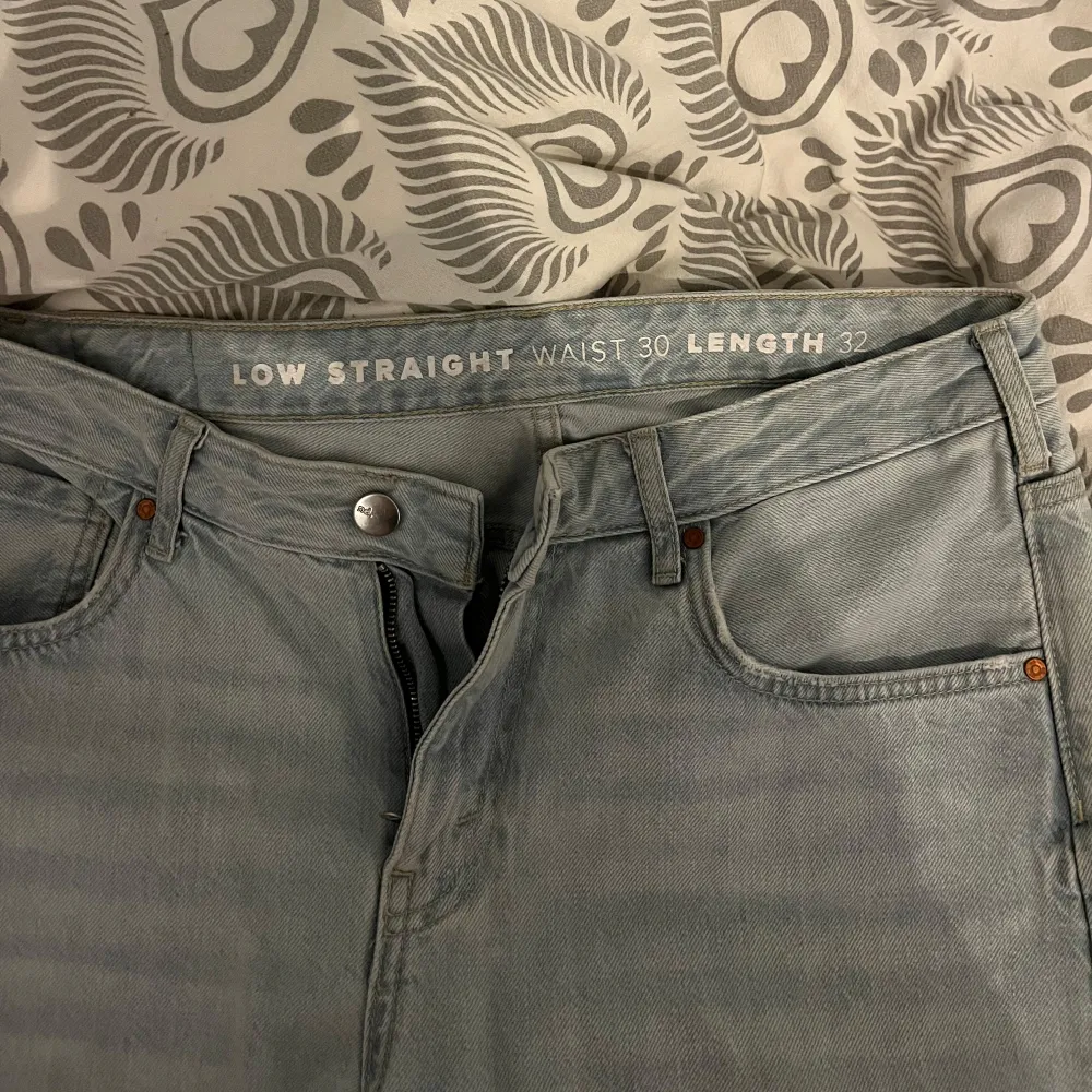 Säljer dom här jeansen från bik bok då dom är förstora för mig. Storlek W30 L32. . Jeans & Byxor.