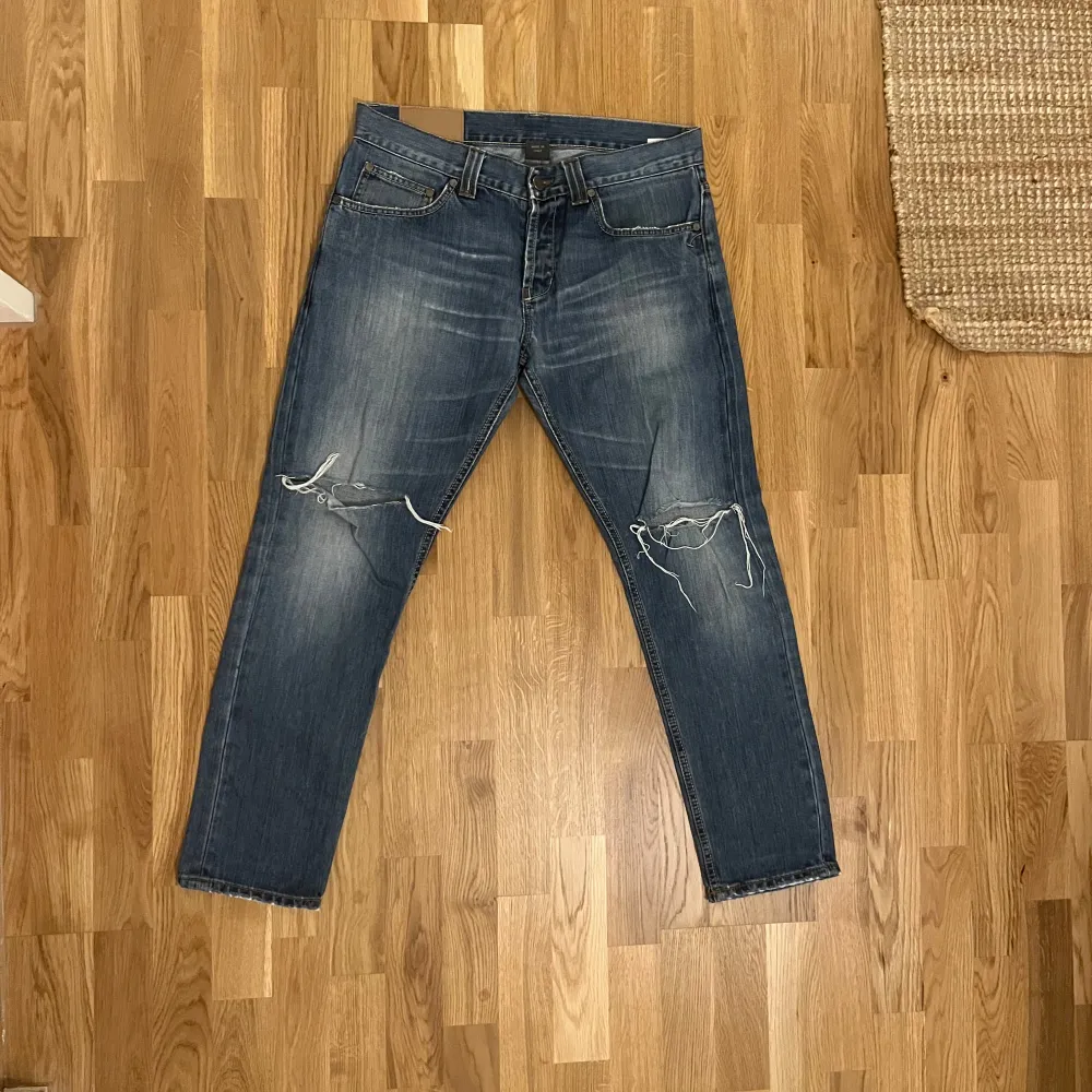 Säljer dessa sköna Dondup jeans | Modellen är Mius | Storlek 33 som motsvarar ungefär 30/30 | hör av dig vid funderingar så löser vi en deal |. Jeans & Byxor.