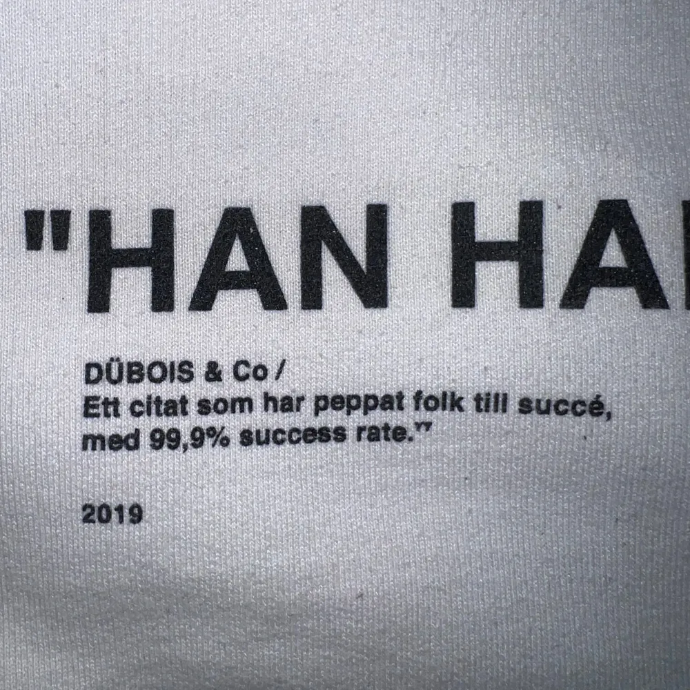 Vit ”Han har det” huvtröja från Roadwear i sammarbete med Marcus Dübois & Co. Storlek XS i gott skick. Nypris 799kr . Hoodies.