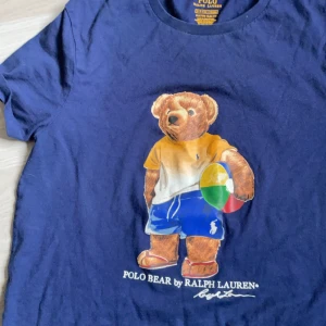 T-shirt - Blå t-shirt från ralph lauren som säljs då den inte passar längre. I fint skick. Skriv om ni har frågor eller vill ha fler bilder❤️