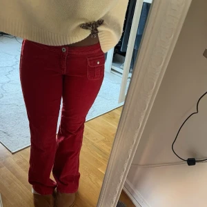 Lågmidjade röda bootcut jeans  - Super fina och i jätte bra skick. Det är Manchester. Står ingen storlek men skulle säga att det är en s❤️❤️