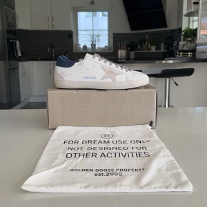 Golden goose skor - Säljer dessa riktigt snygga golden goose skorna som e i nyskick. Nypriset är 6000kr. Låda, dustbag, inplastningen och äkthetsbevis följer med. Hör av dig vid frågor.