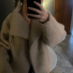 Gina teddy jacka - Säljer denna fina jackan från gina, den är som ny och köpt förra året. Där med finns den ej i butik längre❤️