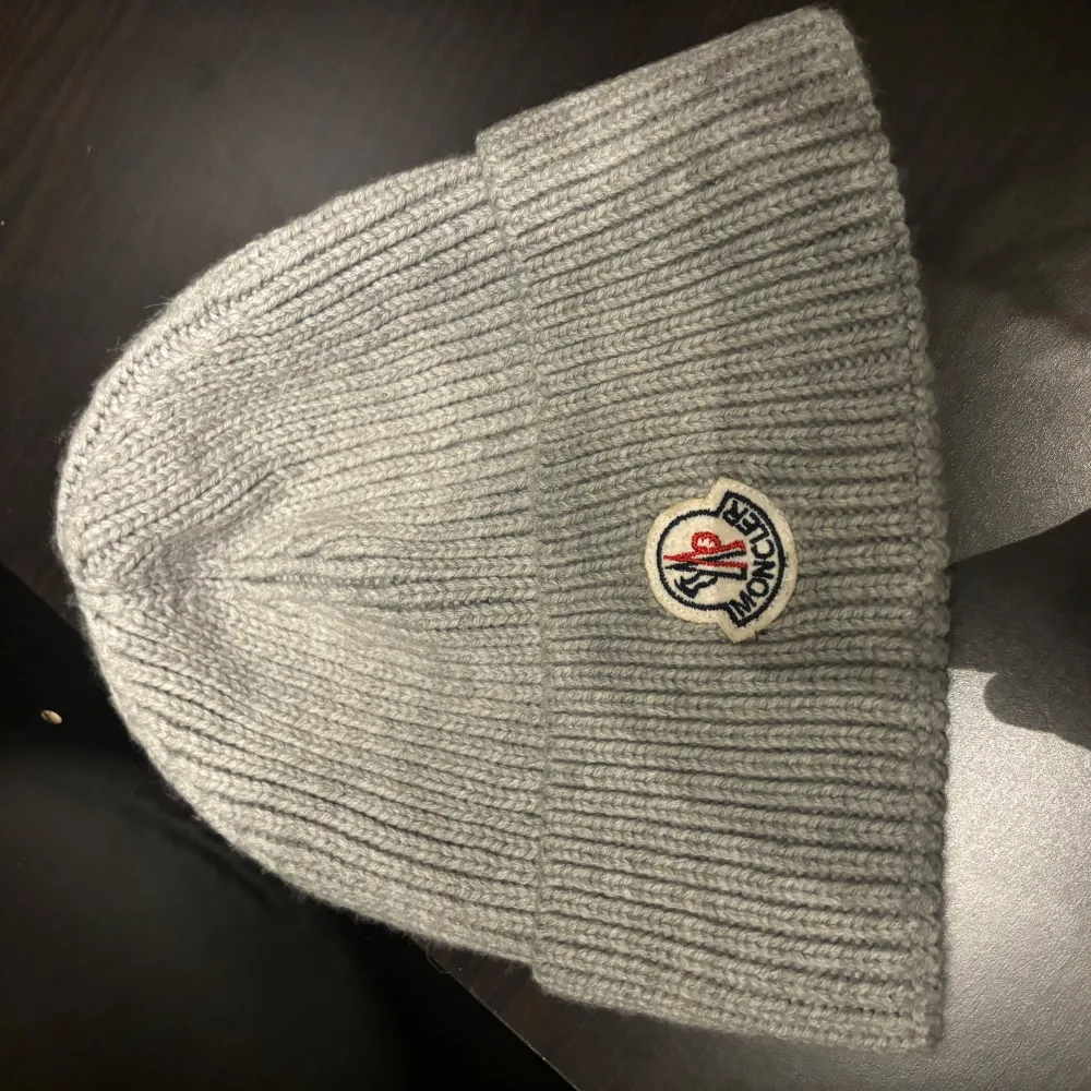 En snygg moncler mössa nu till vintern, onezize! Den är i väldigt bra skick! Har ni frågor Elr funderingar är det bara att höra av sig😃. Accessoarer.