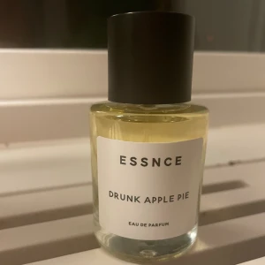 Drunk Apple pie parfym - Hej, säljer min Drunk Apple pie parfym från essence. Den är endast testad men passade mig tyvärr inte. Nypris: 360kr🩷