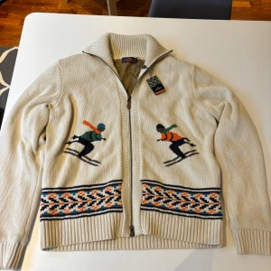 Morris cardigan - Säljer min Morris cardigan som är helt ny med tags. Nypris 3999kr. Hör av dig vid frågor🙏