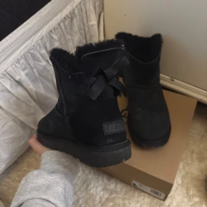 Uggs - ‼️pris kan diskuteras ‼️svarata uggs, w mini bailey bow ii 
