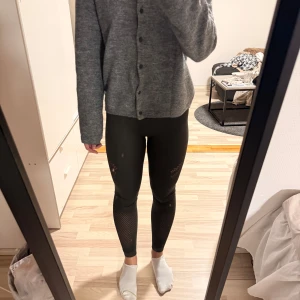 Aimn tights - Säljer dess jättefina mörkgröna aimn tights i storlek S. Endast använda fåtal gånger